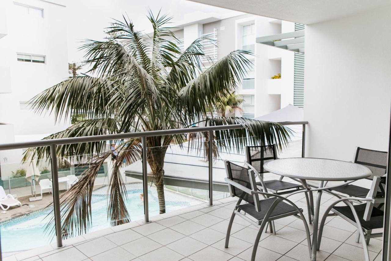 Rumba Beach Resort Caloundra Luaran gambar A balcony at the hotel