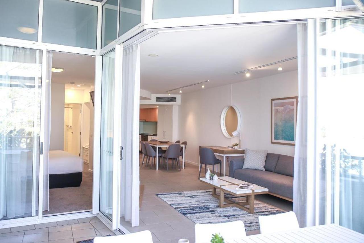 Rumba Beach Resort Caloundra Luaran gambar A typical apartment at the Mantra Crown Towers