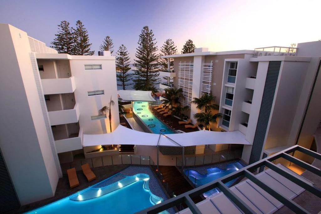 Rumba Beach Resort Caloundra Luaran gambar The pool at the Mantra Crown Towers