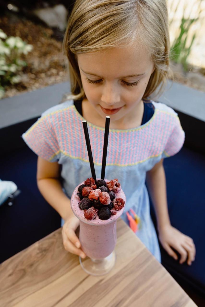 Rumba Beach Resort Caloundra Luaran gambar A girl with a smoothie
